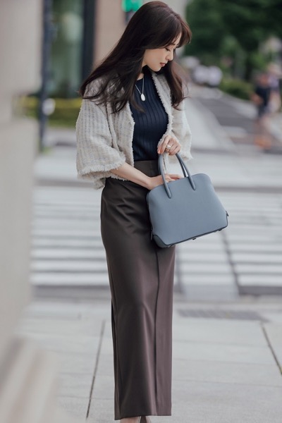 ネイビーシルクニット×スリットスカート×ツイードジャケット