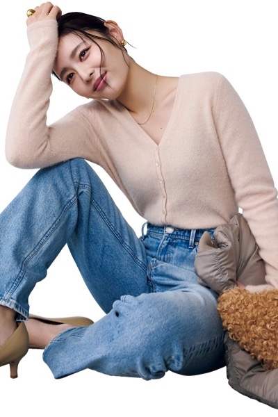 ベージュニットカーディガン×デニムパンツ