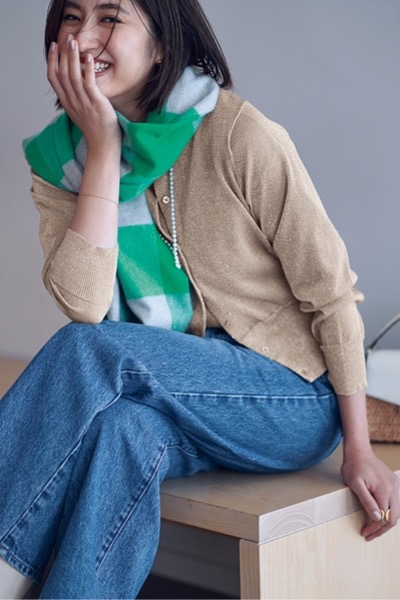 ベージュのラメ入りニットアンサンブル×ブルーデニム×ストール