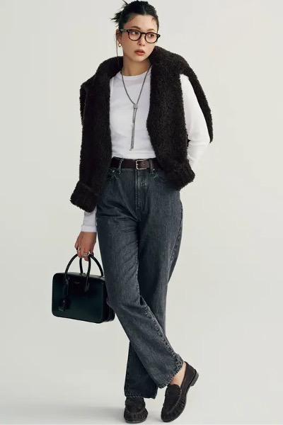 黒カーディガン×白カットソー×黒デニムパンツ