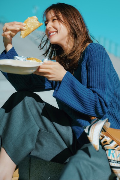 ネイビーニット×グレーワイドパンツ