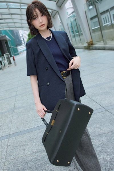 ネイビーニット×ネイビー半袖ジャケット×グレーパンツ