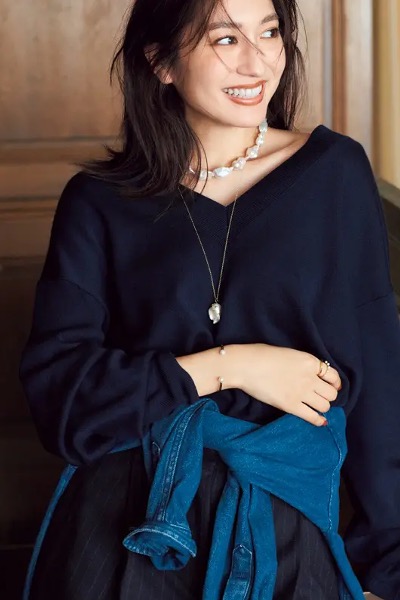 ネイビーニット×ネイビーパンツ×デニムシャツ