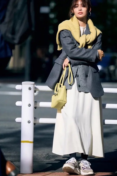 白フレアスカート×グレージャケット×イエローニット