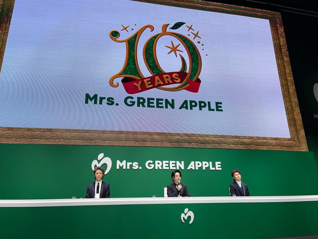 ステージのMrs.GREEN APPLEの3人