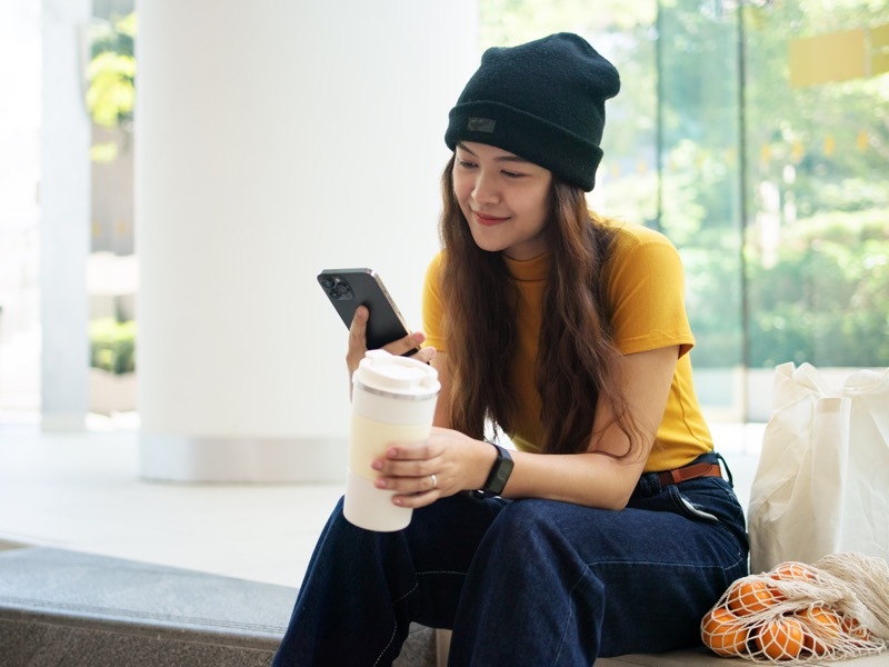 携帯　コーヒー　女性