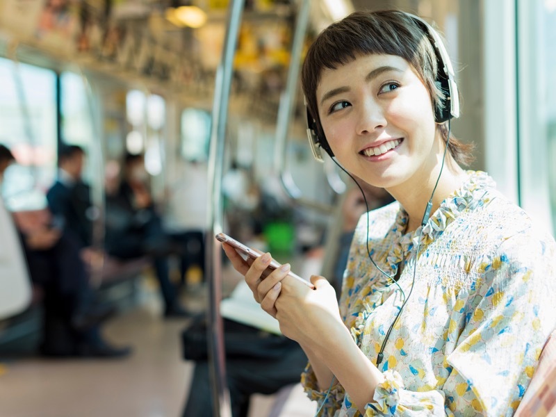 車内　女性