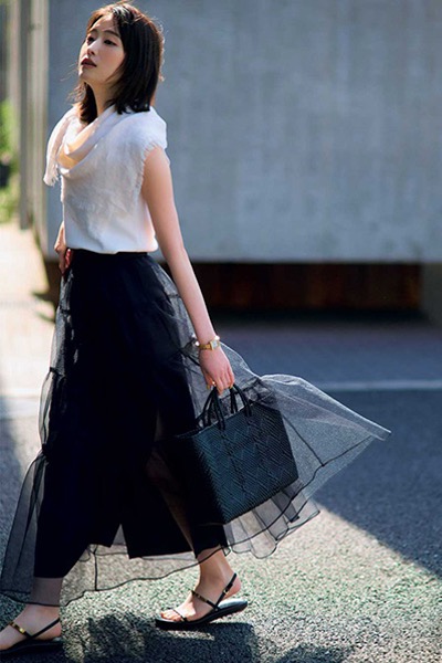 白ノースリーブニット×黒オーガンジースカート