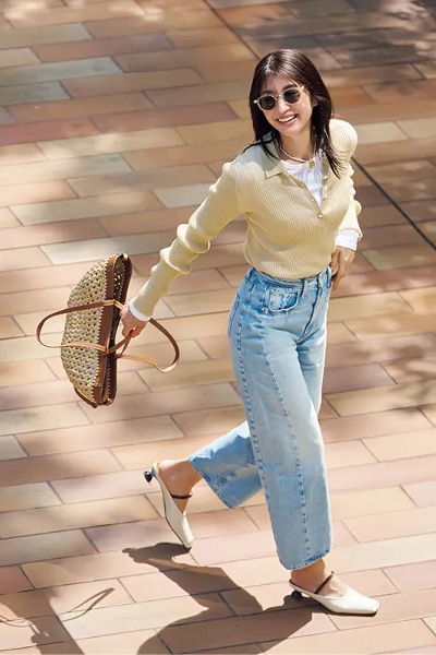 ベージュ襟付きセーター×白カットソー×デニムパンツ