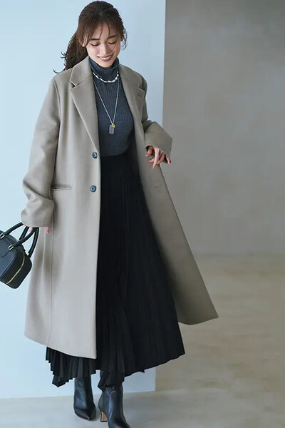 黒プリーツスカート×ベージュロングコート×グレーニット