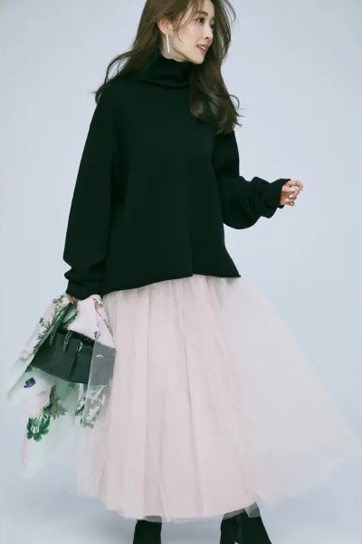 ピンクチュールスカート×黒ニット