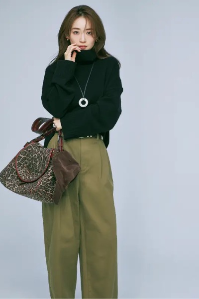 カーキパンツ×黒タートルニット