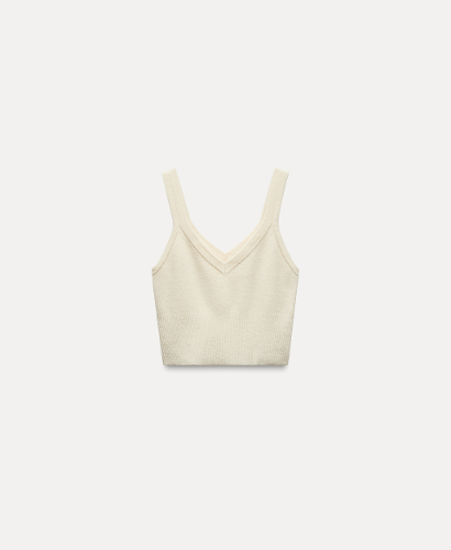 ▲KNIT TANKTOP￥6,590
バックの裾にアクセントを付けたニットタンクトップは、レイヤードにもおすすめ。