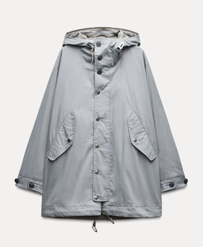 ▲PARKA WITH LINING￥31,990
and wanderのミリタリージャケットがベース。裏地に軽量の起毛素材を使い、保温性を高めています。
