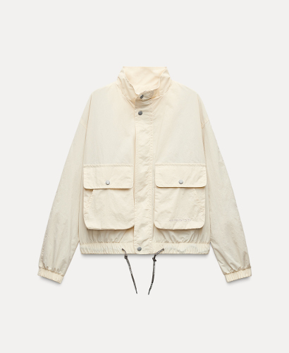 ▲LIGHT JACKET￥17,990
ロングシーズン着られそうなライトジャケットは、大きなポケットの脇にハンドウォーマーが付いたデザイン。