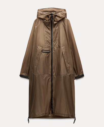 ▲WATERPROOF RAINCOAT￥22,990
and wanderの人気レインコートがコラボで登場。脇の大きなベンチレーションは蒸れを防ぎ、シルエットの変化も楽しむことができる機能的ディテール。