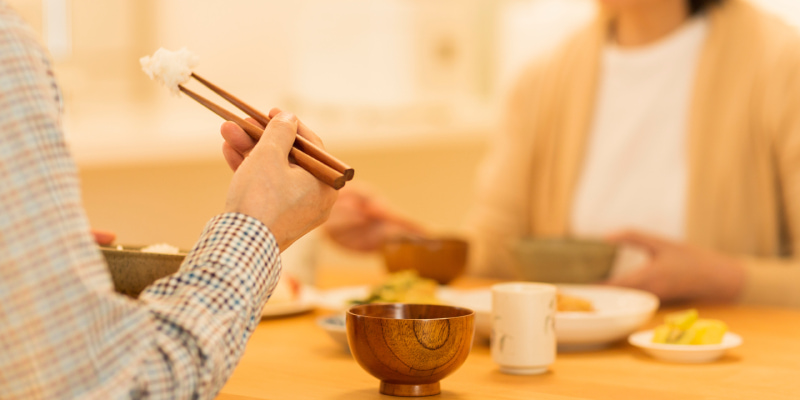 食事をする男女