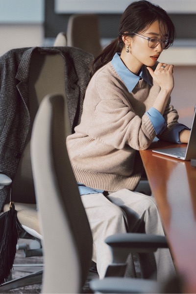 ベージュセーター×ブルーシャツ×白パンツ