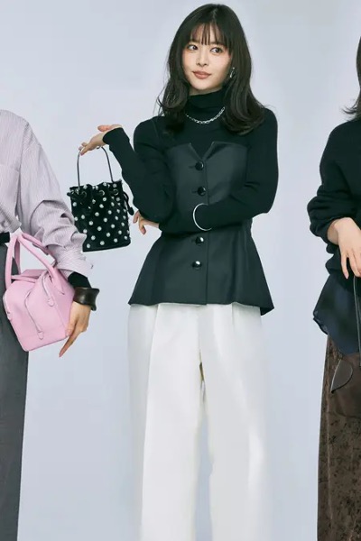 ビスチェ×黒タートルニット×白パンツ