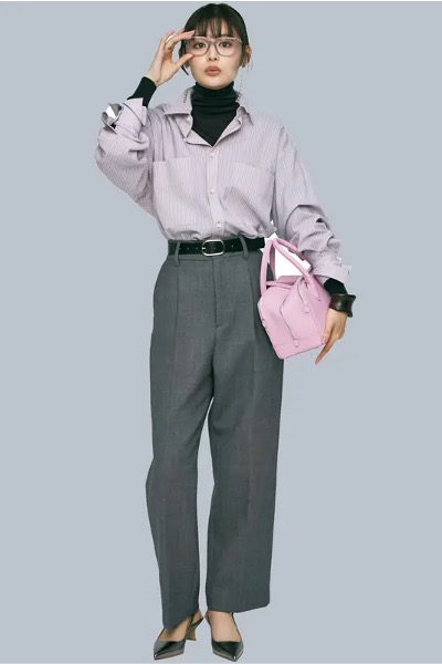 ピンクシャツ×黒タートルニット×グレーパンツ