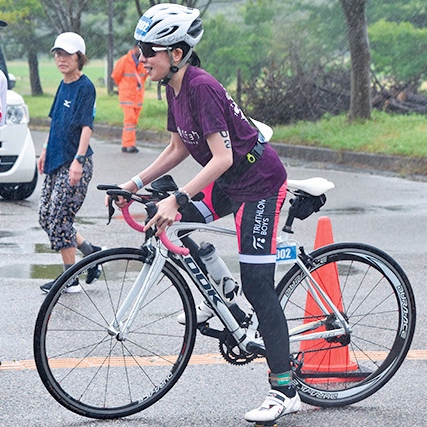 「食べチョク」代表・秋元里奈さん ロードバイクに乗る様子