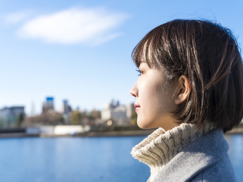 景色を眺める女性