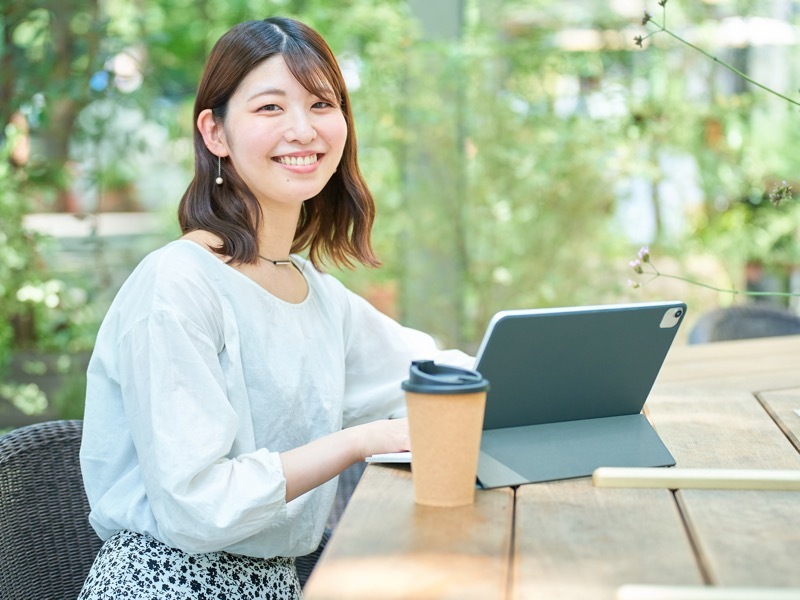 カフェで作業　女性