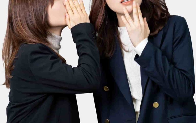 どう読む、「嘲笑う」? 意味深い言葉の使い方をわかりやすく解説 | Oggi.jp