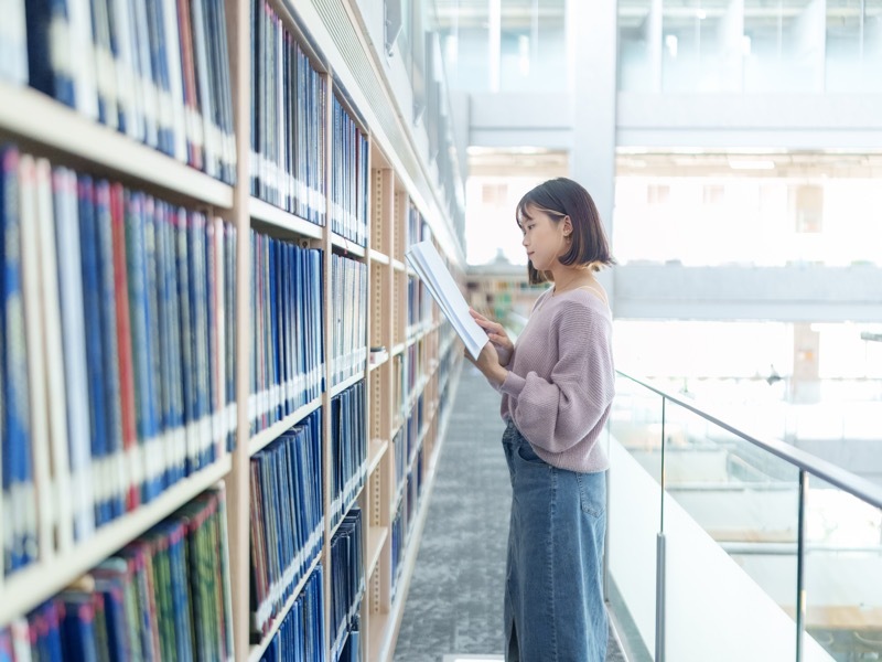 図書館　女性