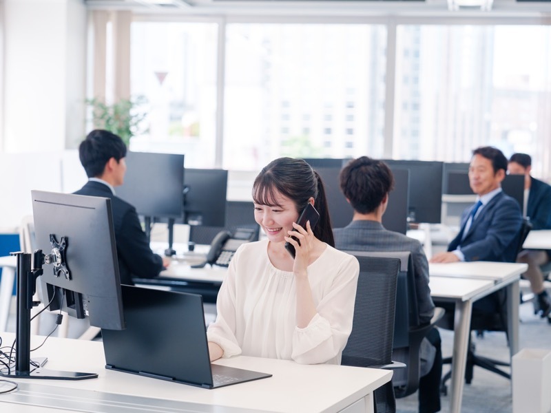 電話中　女性