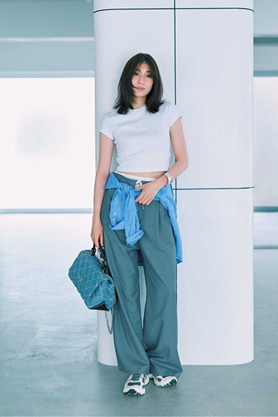 白ちびT×グレーワイドパンツ×ブルーシャツコーデ