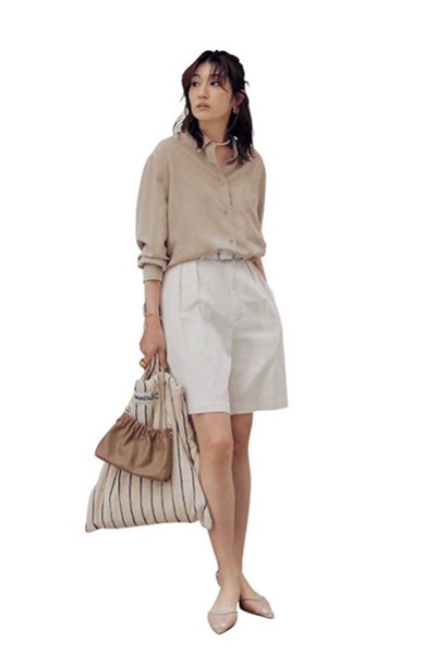 ベージュシルクシャツ×白ショートパンツ×ベージュメッシュパンプス