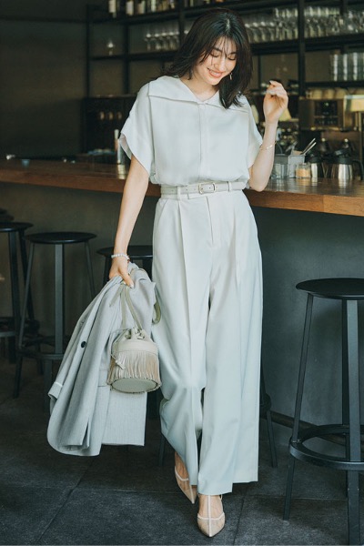 白ブラウス×白パンツ×白ジャケットコーデ