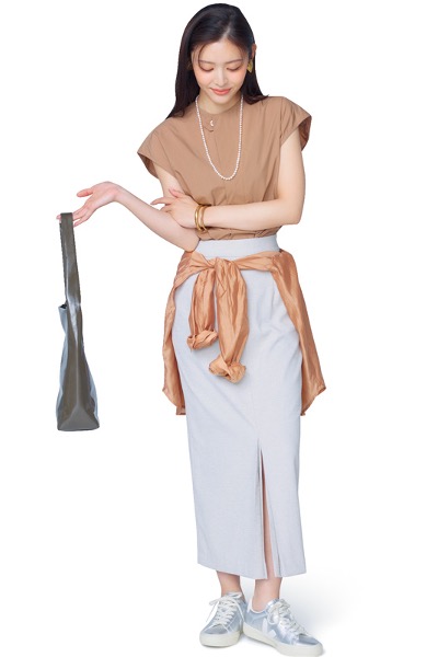 ベージュブラウス×タイトスカート×ベージュシャツ