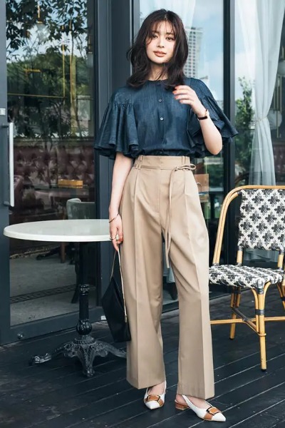 ベージュベルテッドパンツ×デニムブラウス