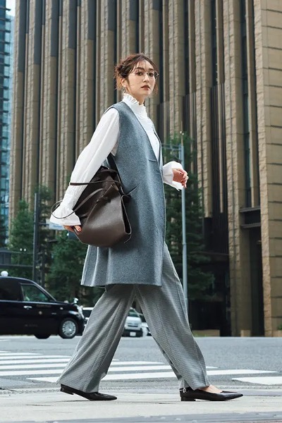 グレーロングジレ×フリルスタンドカラーブラウス×グレーパンツコーデ