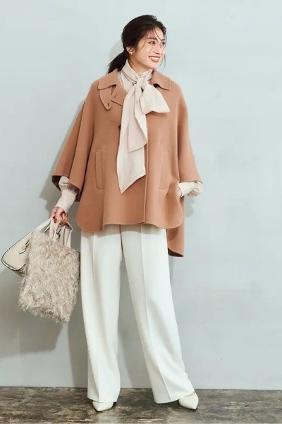 ベージュボウタイブラウス×ベージュコート×白パンツ