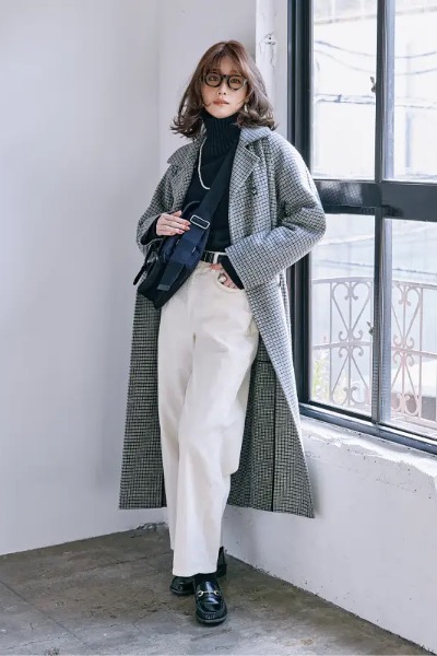 黒ショルダーバッグ×モノトーンコーデ