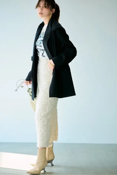 ロゴT×黒ジャケット×白シャギースカートコーデ