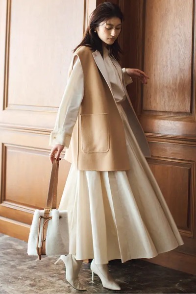 ベージュジレ×ベージュブラウス×ベージュスカート