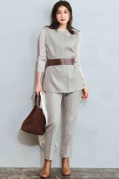 ライトベージュパンツ×ライトベージュジレ×ライトベージュニット