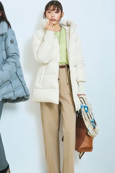 ベージュパンツ×白ダウン×ライムカラーニット