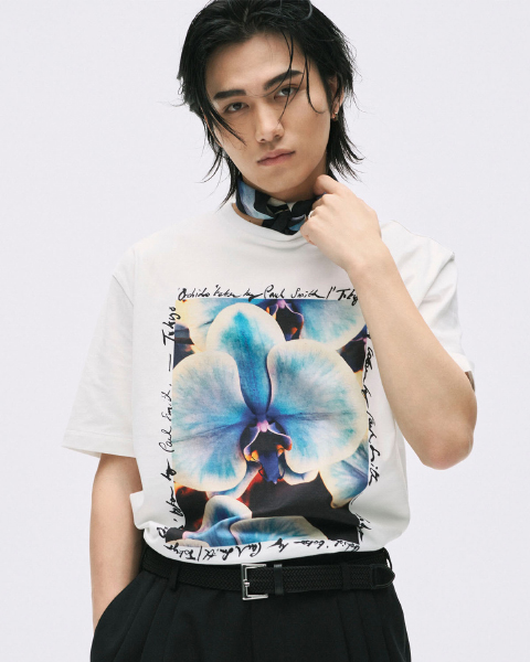 花柄Tシャツを着ている人