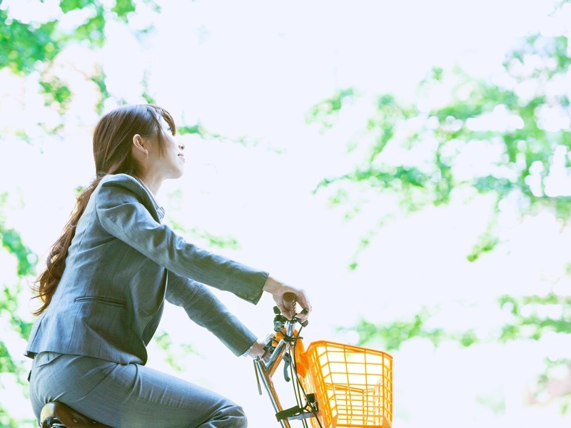 自転車のる女性