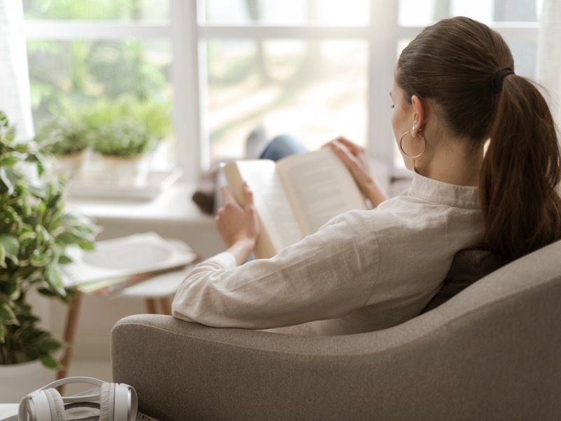 ソファで読書する女性