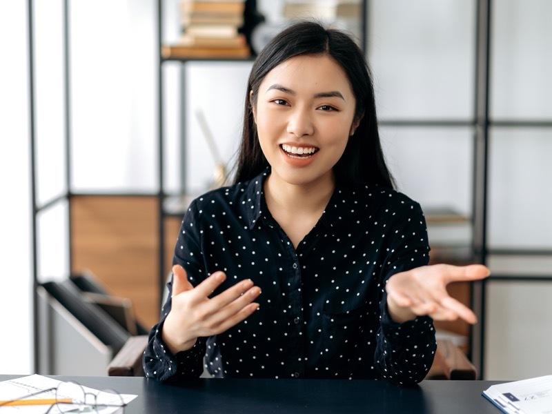 話す　女性