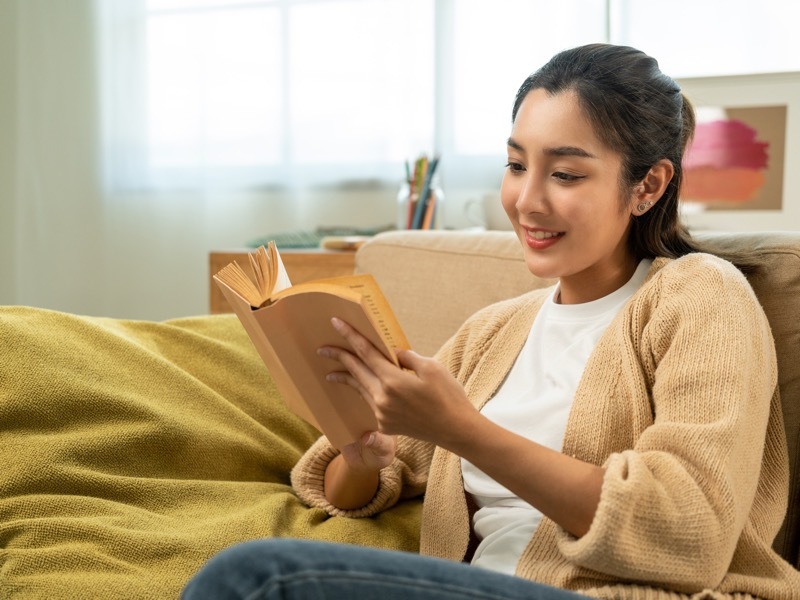 本を読む女性