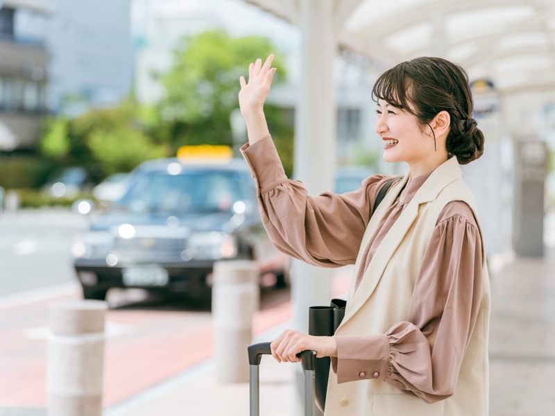 手を振る女性