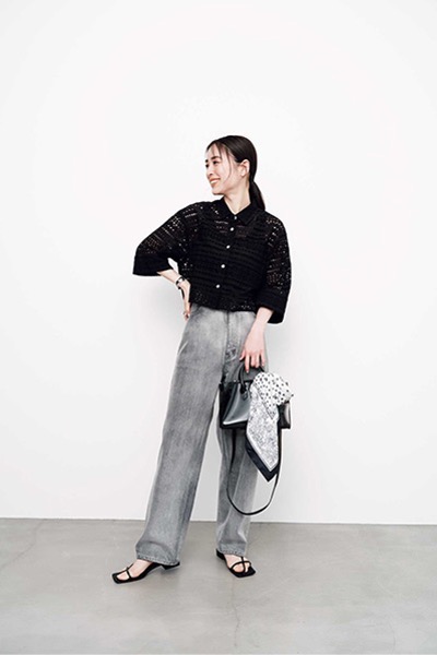 黒ハイウエストジーンズ×黒シャツ×黒タンクトップ