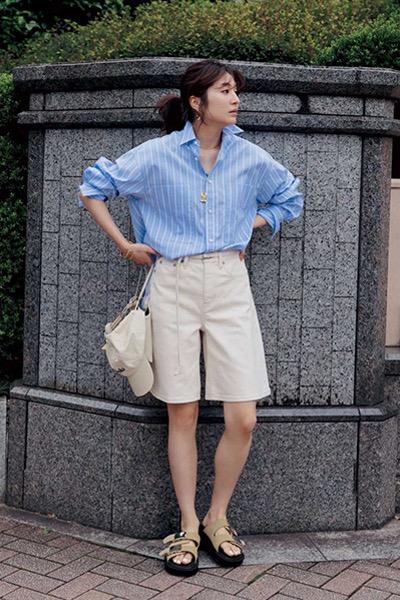 水色ストライプシャツ×白デニムショートパンツ
